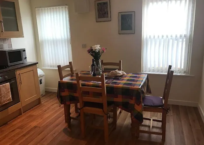 Great Offer 2 Bed Tenby Flat Free Parking