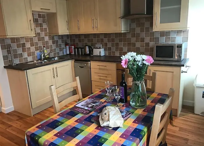 Great Offer 2 Bed Tenby Flat Free Parking